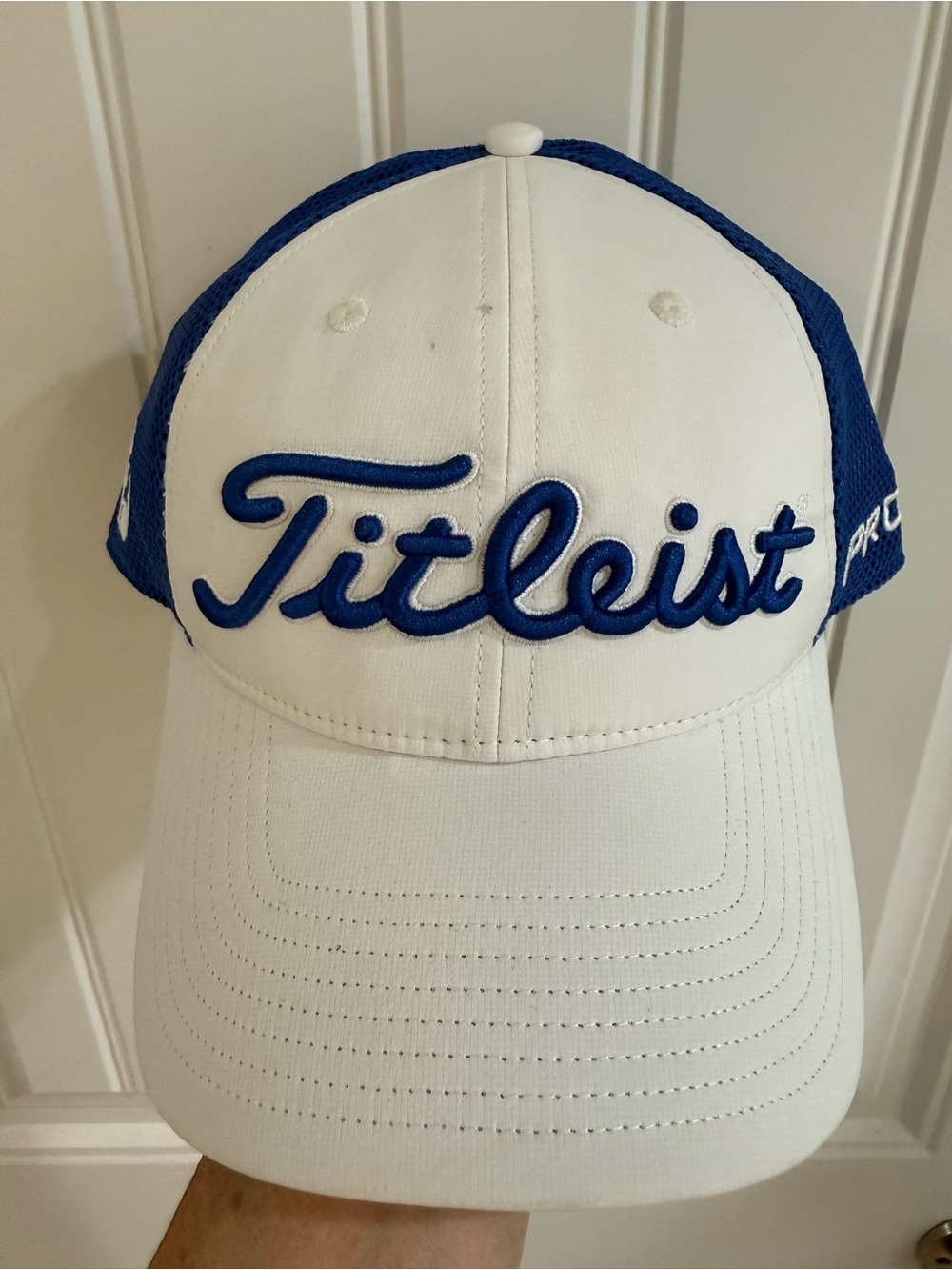 NWT Titleist Men’s White and Blue Script Logo Baseball Cap